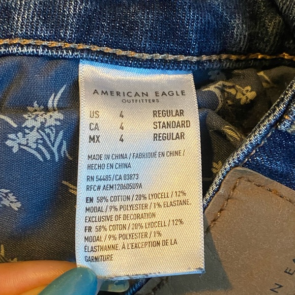 AE Ripped Jeans, size 4 regular - Picture 4 of 4